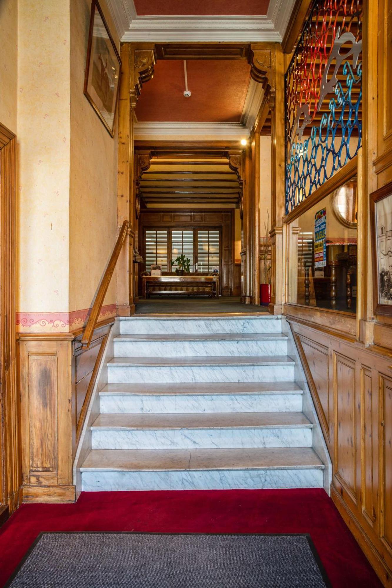 Brit Hotel Du Dauphin Л'Эгль Экстерьер фото