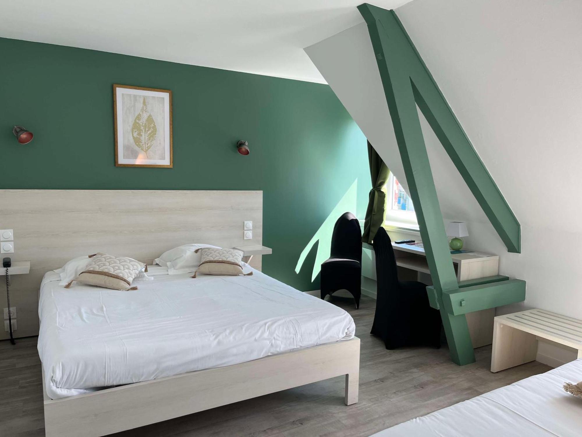 Brit Hotel Du Dauphin Л'Эгль Экстерьер фото