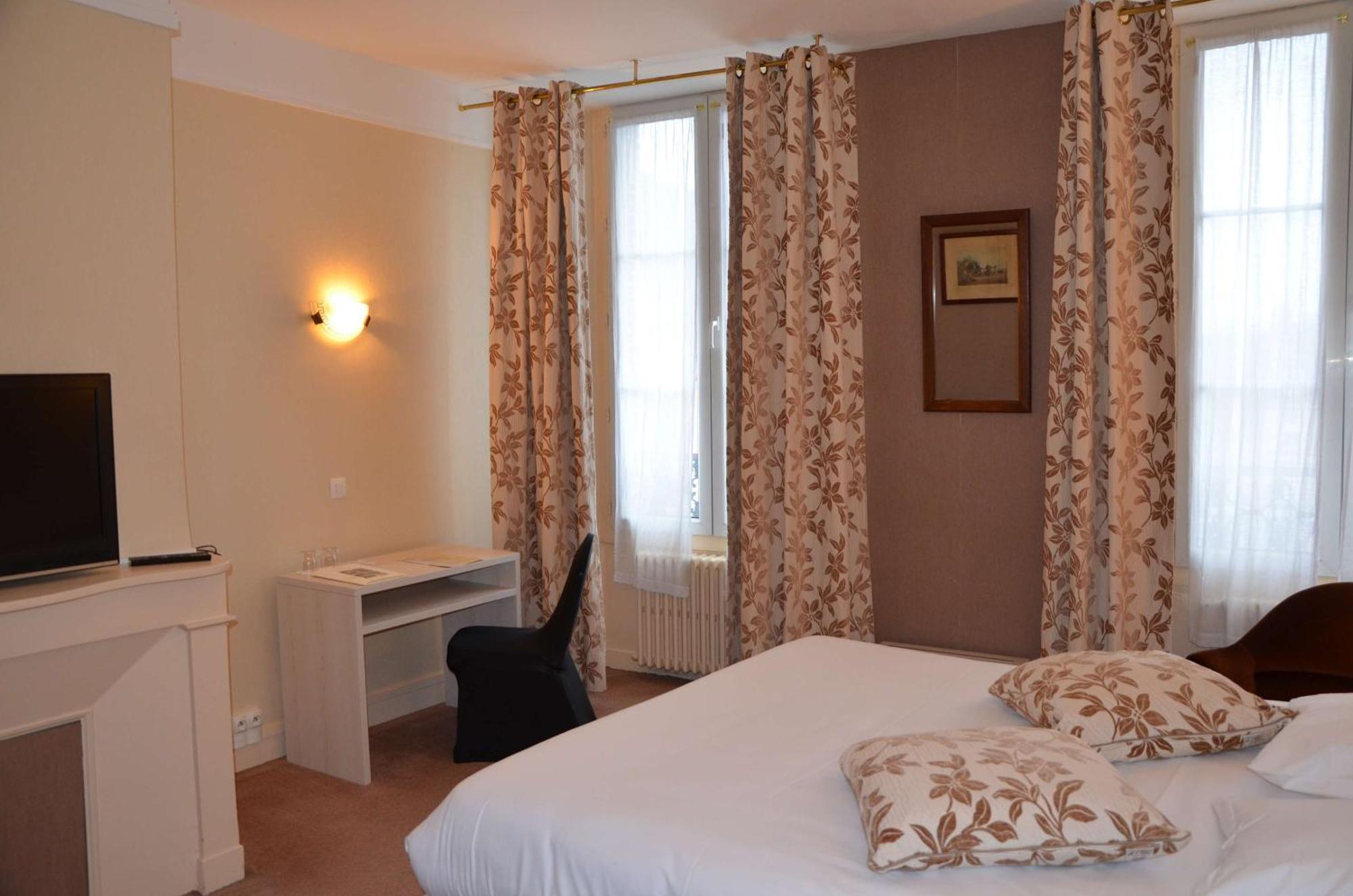 Brit Hotel Du Dauphin Л'Эгль Экстерьер фото